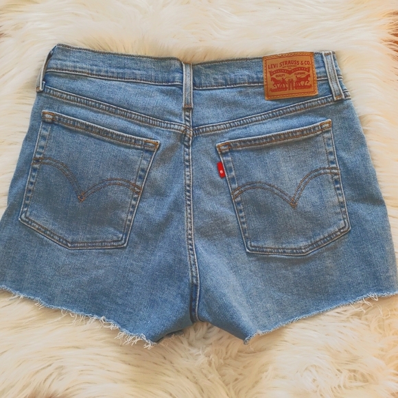 Women's Levi's® High Rise Frayed Hem Jean Shorts Size 32 - Picture 7 of 11